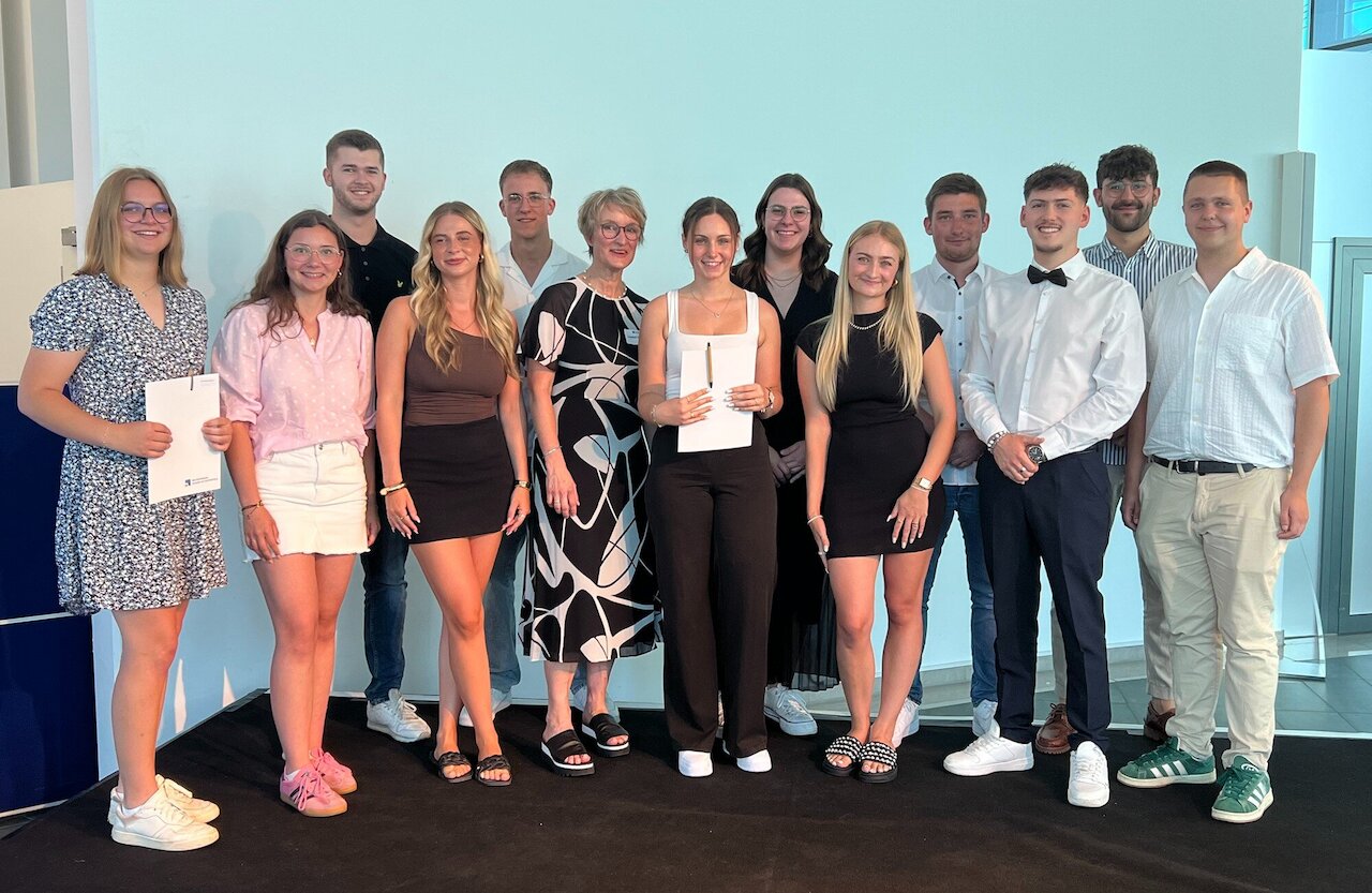 Feierliche Abschlussveranstaltung der Industriekaufleute, der Medienkaufleute Digital und Print und der Absolventinnen und Absolventen der VWA mit vielen Gästen Image 4