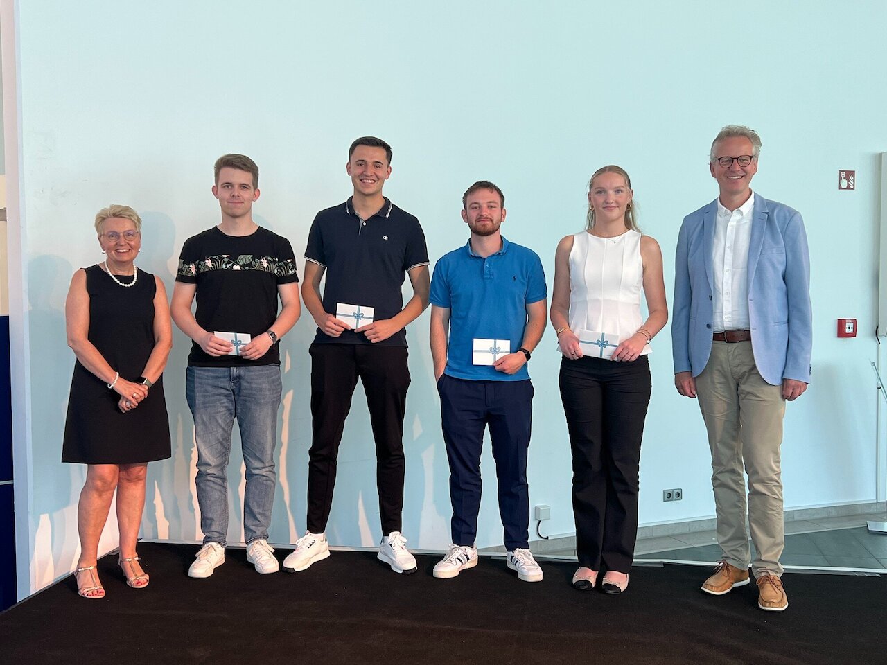 Feierliche Abschlussveranstaltung der Industriekaufleute, der Medienkaufleute Digital und Print und der Absolventinnen und Absolventen der VWA mit vielen Gästen  Image 7