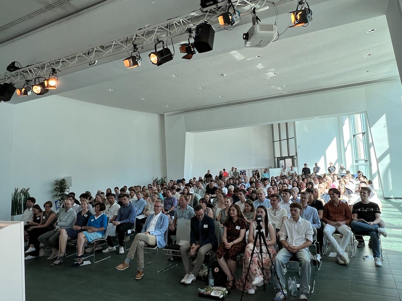 Feierliche Abschlussveranstaltung der Industriekaufleute, der Medienkaufleute Digital und Print und der Absolventinnen und Absolventen der VWA mit vielen Gästen Image 8