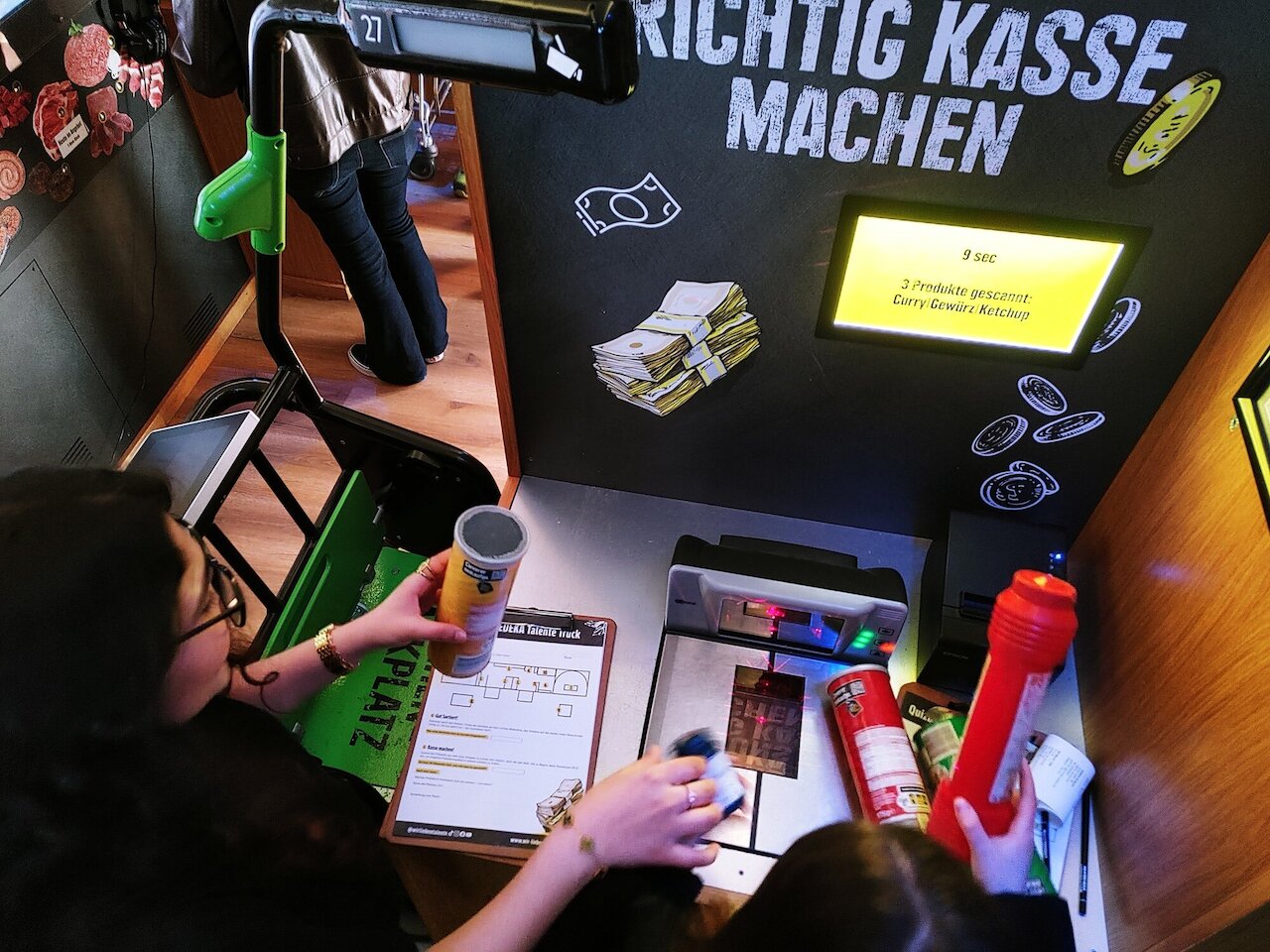 Einblicke in den Einzelhandel – Besuch beim EDEKA Talente Truck Image 5