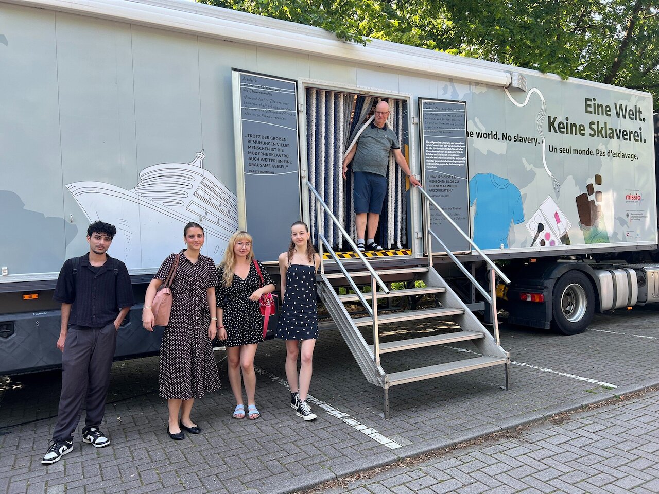 Bildungstruck sensibilisiert Schülerinnen und Schüler für moderne Sklaverei Image 2