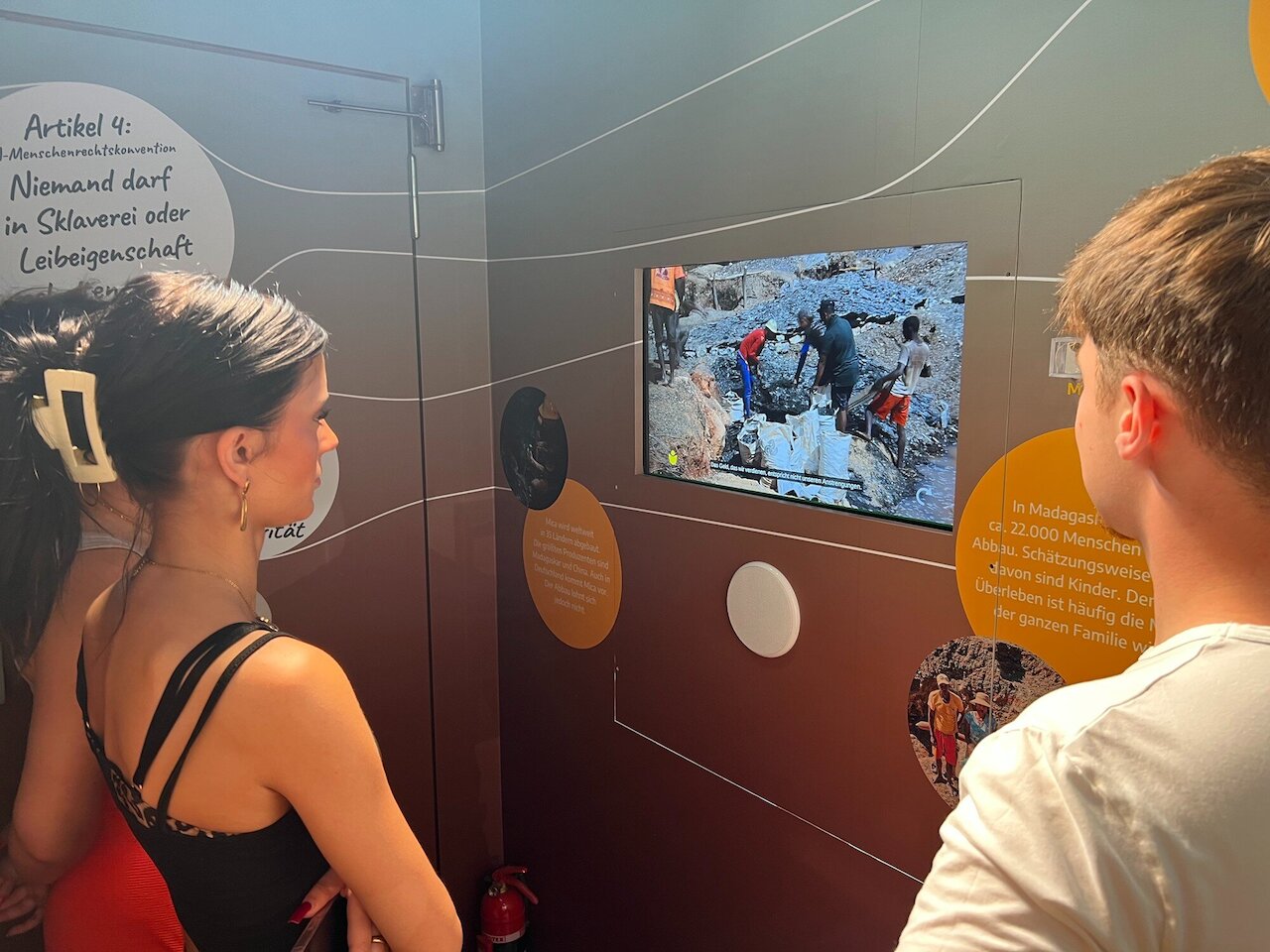 Bildungstruck sensibilisiert Schülerinnen und Schüler für moderne Sklaverei Image 8