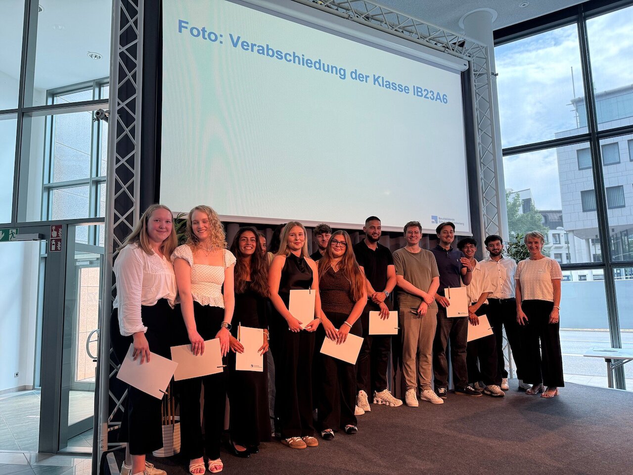 Feierliche Abschlussveranstaltung der Industriekaufleute und der Absolventinnen und Absolventen der VWA mit vielen Gästen Image 2